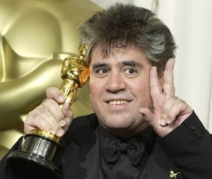 Writer Pedro Almodovar holds up his Oscar after the 75th annual Academy Awards at the Kodak Theatre in Hollywood, California, March 23, 2003.  Almodovar won the Academy Award for best original screenplay for his work on the film "Talk To Her." REUTERS/Lucy Nicholson